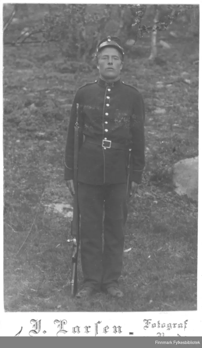 Portrett av en mann i militæruniform. Kanskje er hans etternavn Jerijærvi?  Se også bildet FBib.05001-006.