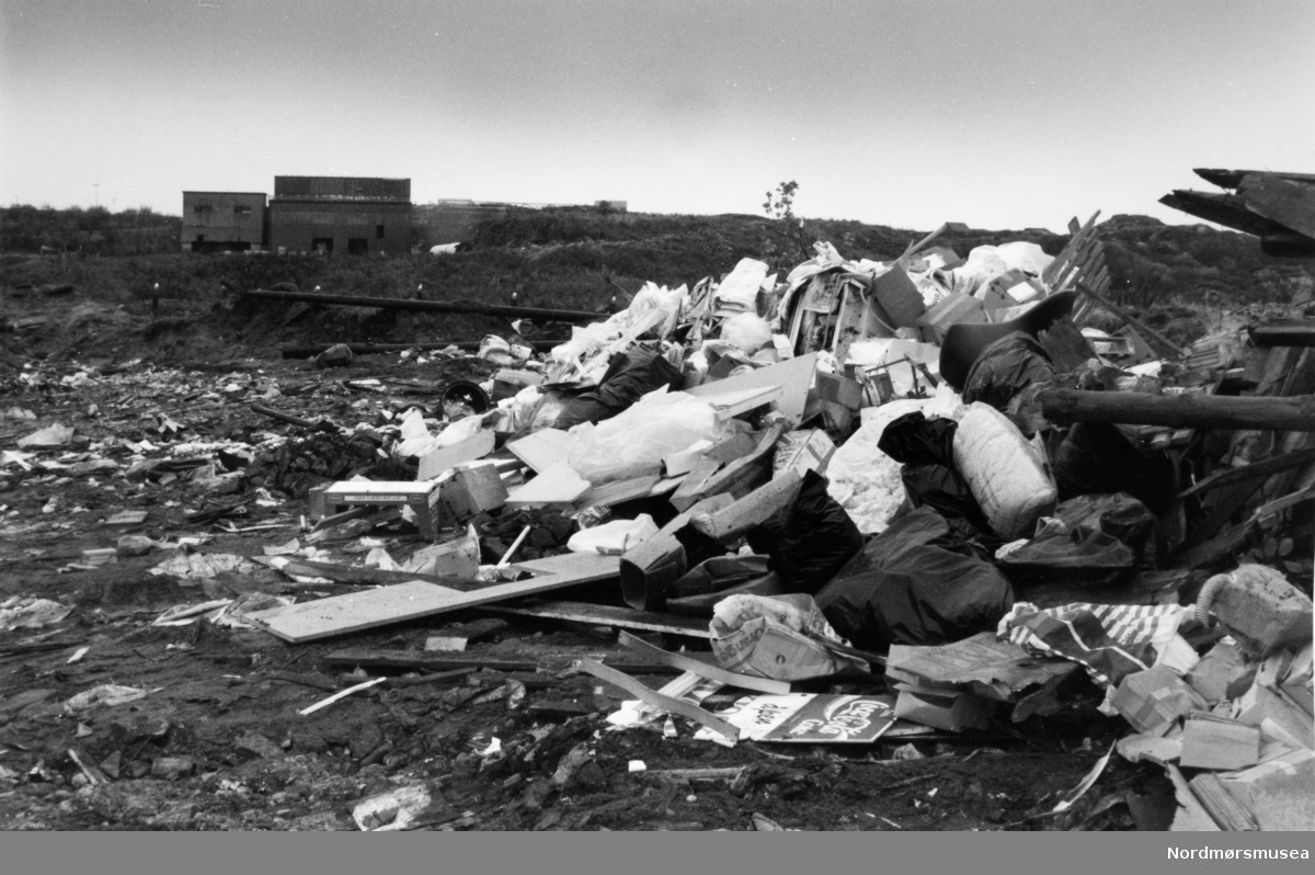 Søppel. Bildet er fra avisa Tidens Krav sitt arkiv i tidsrommet 1970-1994. Nå i Nordmøre museums fotosamling.