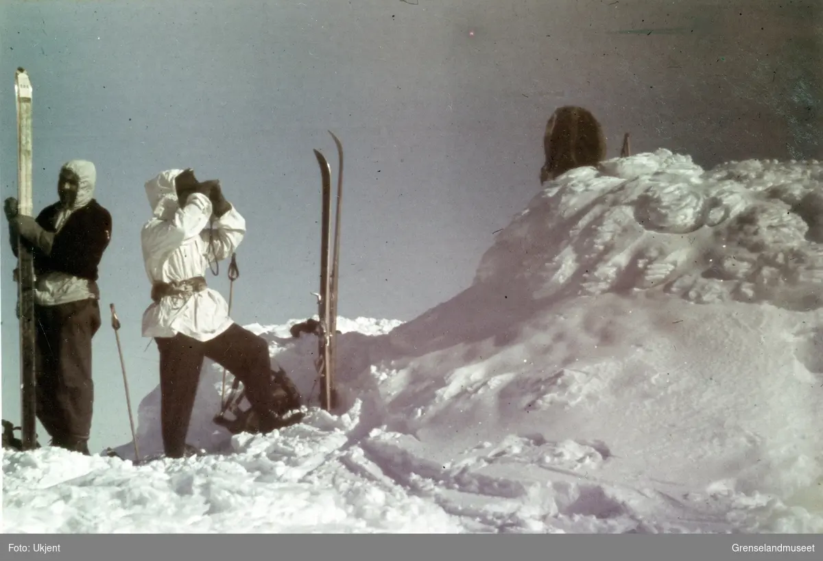 Østfronten vinterstid. Soldater med vinteruniform og skiutstyr.