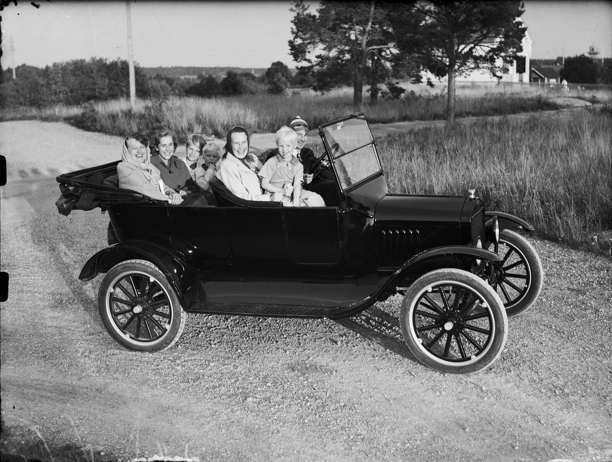 Handlare Stig Sundberg skjutsar bekanta i sin T-Ford från 1923, Östhammar Uppland