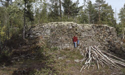 Ved Kronprins Frederik i Norge gruve er det en høy mur for hestegjøpelen. Gruvenavnet kommer av at den ble funnet under Norges-besøket til den regjerende Kronprins Frederik – senere kong Frederik 6. – i 1788. Gruva ligger like nord for Louise dam. (Foto/Photo)