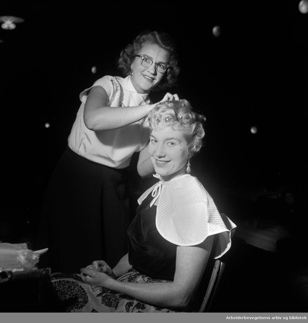 Damefrisør Lillemor Fjøs fra frisørklubben "Comme il faut". Antatt 1953 - 1956.