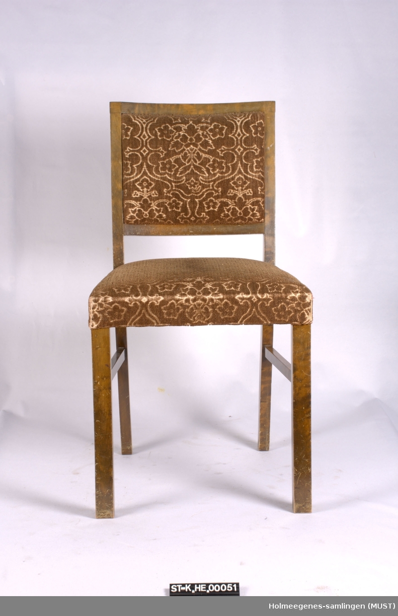 Spisestuestol trukket med mønstret stoff i sete og rygg