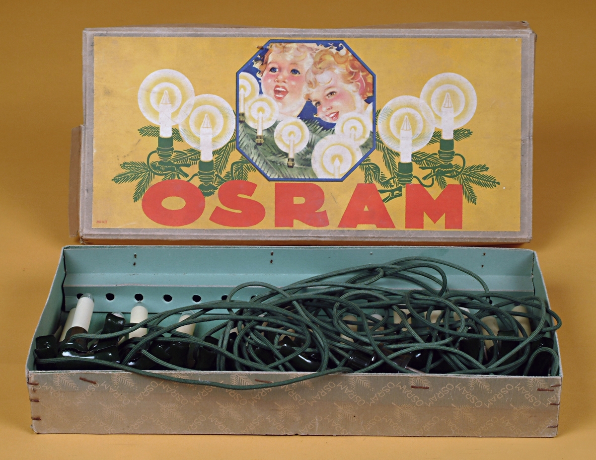 Juletrelys liggende i eske merket Osram.