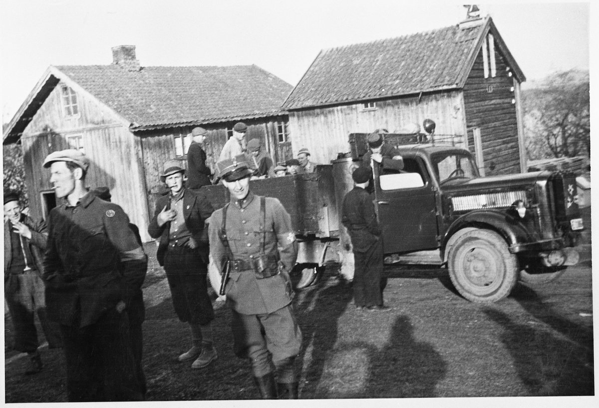 Milorg-karer på Fjeldhaug søndre, Totenvika, i maidagene 1945. Fra venstre: foran: Ukjent, Markus Gjestvang, Rolsdorph (fornavn ukjent), Finn Gjestvang (med uniform). I førerhuset John Taralrud.