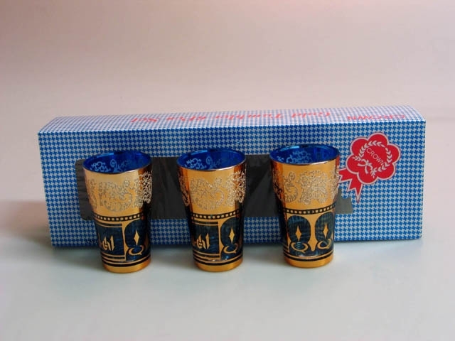 Sex stycken teglas i tillhörande papplåda. Glasen är ljusblåa med gulddekor i orientalisk stil. På papplådan står det "Crown", "Gold Tumbler 6Pcs Set", "Made in Korea". Glasen visades i utställningen "Öster - en del av Landskrona" (21/3-5/9 2004).

Mått på glas: H 9,5 cm, Diam botten 4,1 cm, Diam topp 5,6 cm
Mått på papplåda: L 34 cm, B 11 cm, H 6,4