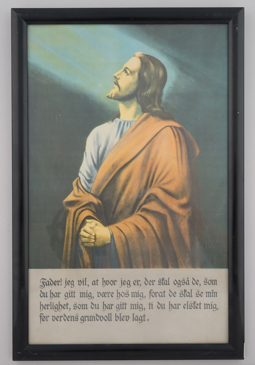 Innråma  bilde med svart lakkert treråme og glas. Motivet er ein bedande Jesus med bønnetekst under.