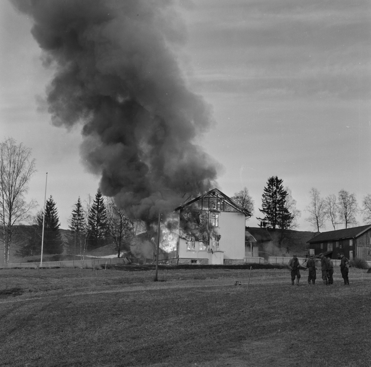 Tilskuere ser Solheim skole brenne ned. Lærerbolig i øverste etasje er overtent. Gjerdrum 1961-1963