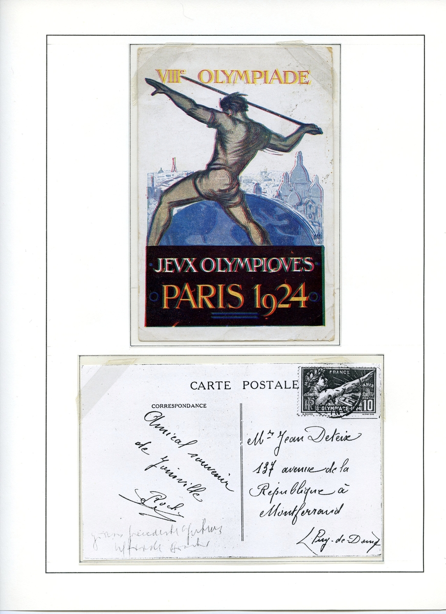 Postkort med frimerke fra de olympiske leker i Paris 1924. Frimerket er gjengitt på kopien av baksiden av postkoret, som er montert nederst på alumsiden. Frimerket er grønt, med bilde av en atlet med olivenkrans på hodet og som gjør en hilsen med armen. Postkoret har bilde av en spydkaster, med siluett fra Paris i bakgrunnen.