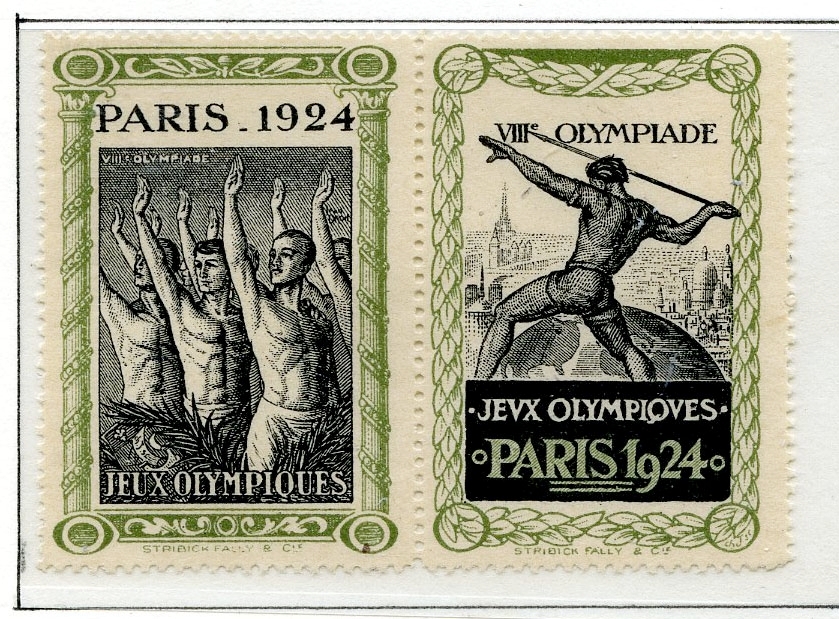 Ti klistremerker fra sommer-OL i Paris 1924 montert på en albumside. To ulike design, det ene viser atleter som hilser og det andre viser en spydkaster.