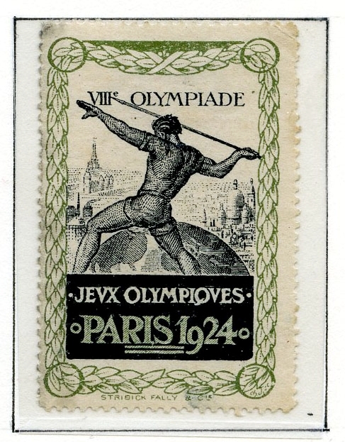 Ti klistremerker fra sommer-OL i Paris 1924 montert på en albumside. To ulike design, det ene viser atleter som hilser og det andre viser en spydkaster.