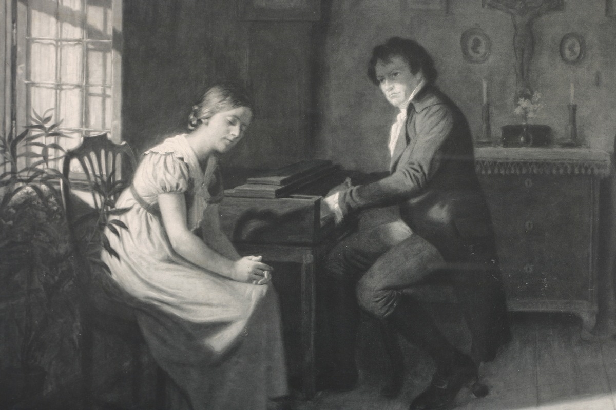 Motivet viser en sittende pike som lytter til pianisten. Antatt at det er Beethoven som spiller og at piken er blind. Motivet kalles ofte for "Beethoven og den blinde piken".