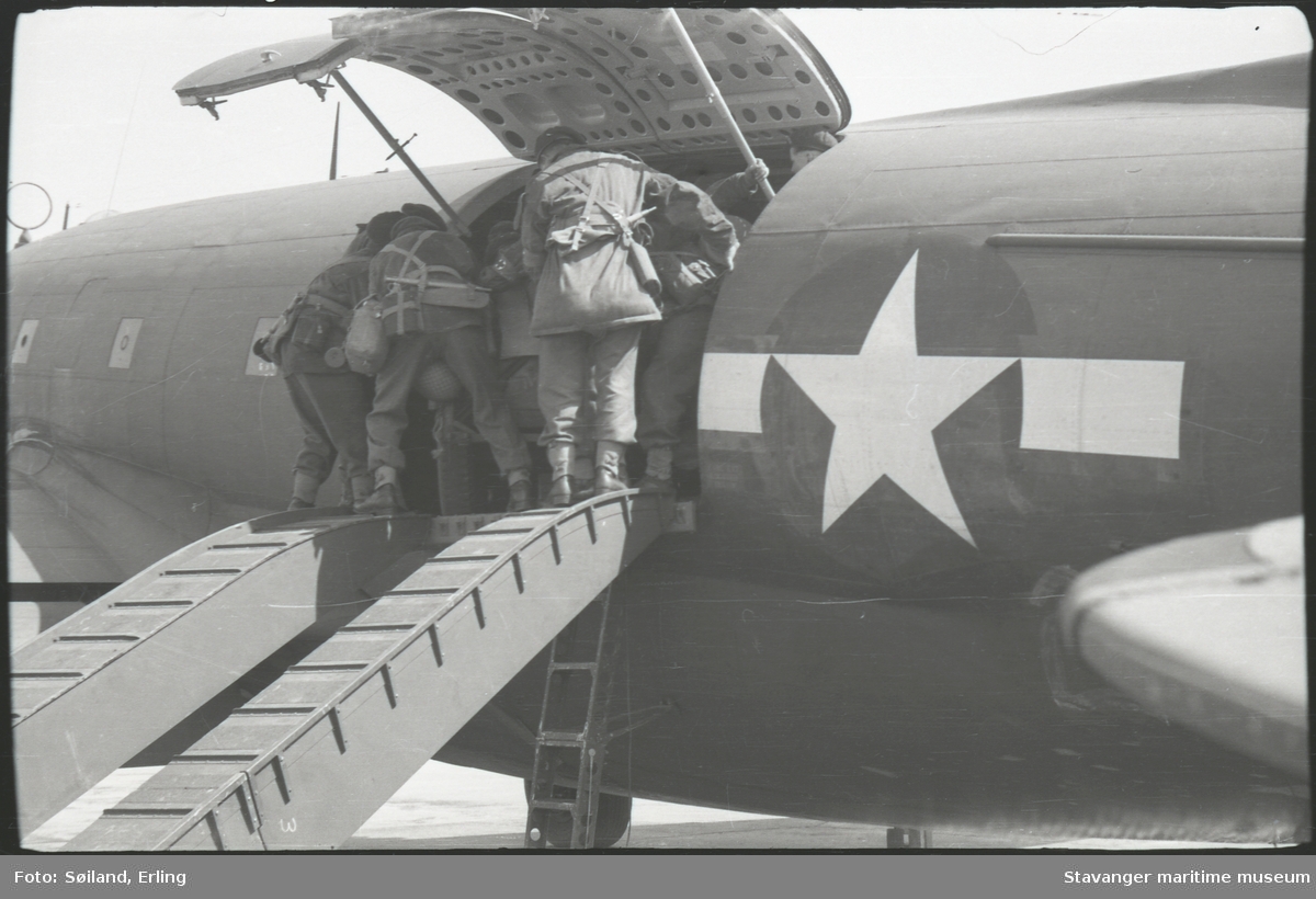 Frigjøringsdagene, Sola flyplass. Amerikanske soldater losser utstyr fra et USAF fly.