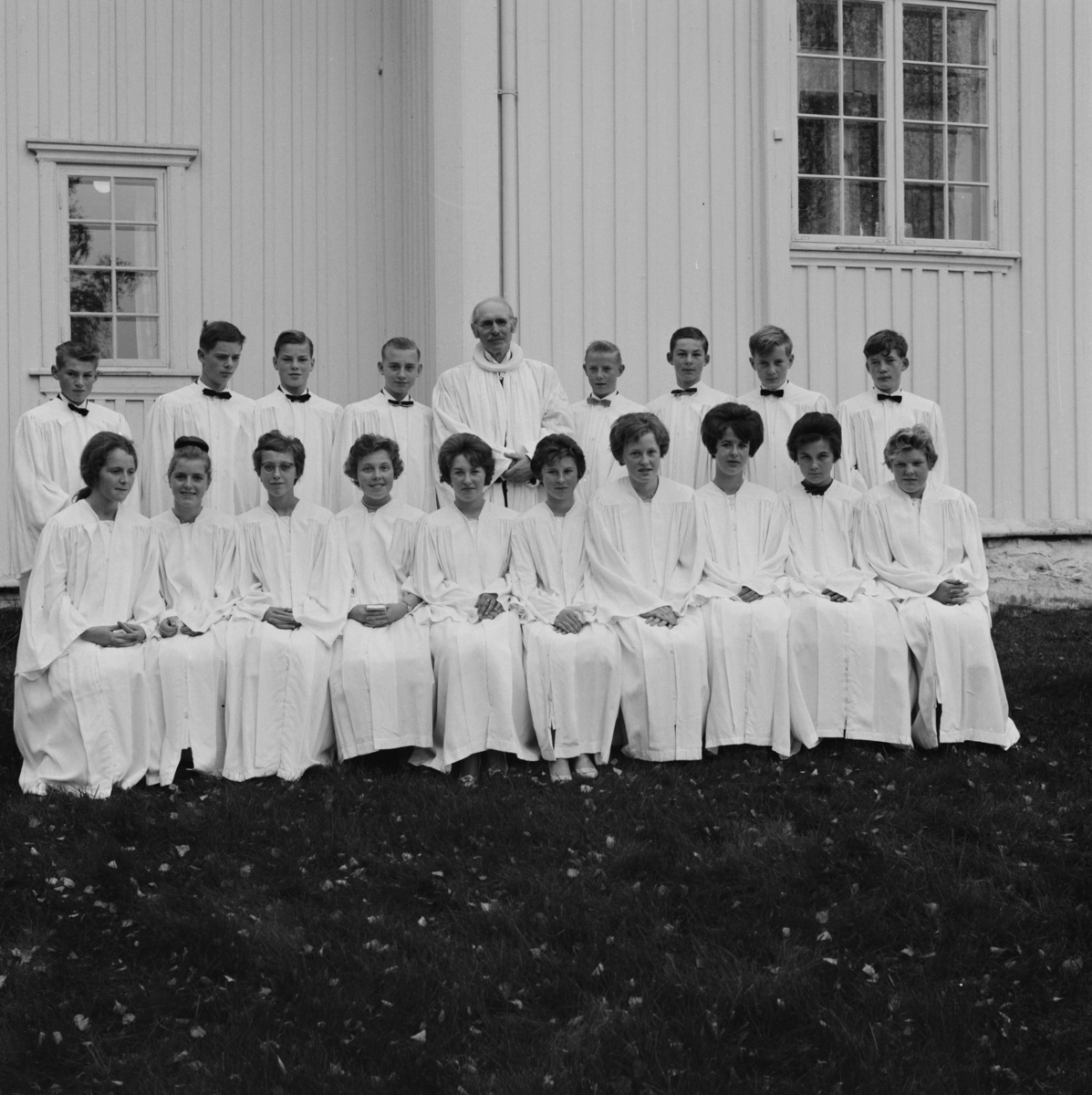 Konfirmanter utenfor Gjerdrum kirke. 1961-63. Prest Martin Hegdal