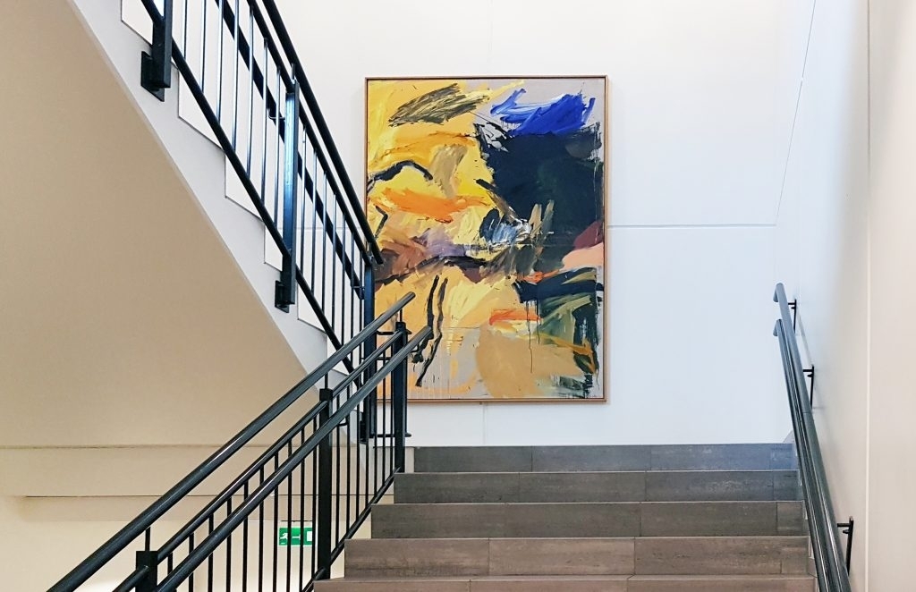 Kunstverket er et triptyk, men ble delt opp og hengt i 2. 3. og 4.etasje i trappeoggangen, når det ble omplassert til det nye bygget UiA campus Grimstad.