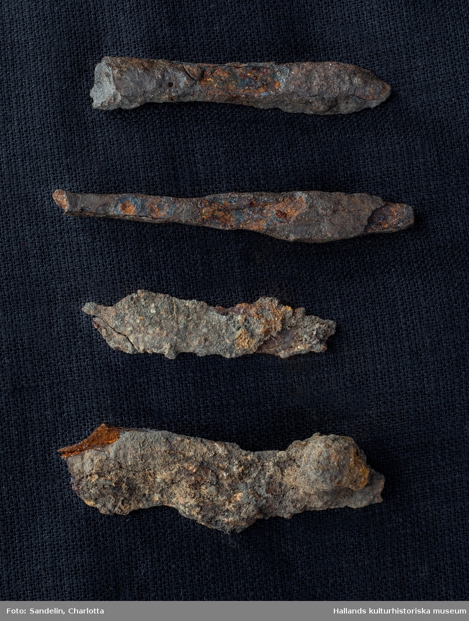 Stora mängder fynd av keramik, tegel, puts (delvis bemålad), glas samt metaller som järn, cu-leg och bly, tillvaratogs vid undersökningarna av kyrkan. Även drygt 1000 mynt påträffades.

De människoben som bör ha tillvaratagits vid undersökningen saknas i museets samlingar. Detta är underligt då benen från Ny Varbergs kyrka som undersöktes 1936, i stort sett är i behåll.

De flesta av fynden är införda med separata fyndnummer i VMF-katalogen, de finns i följd 15 426 - 17 720 (diverse), 20 151 - 21 215 (mynt) och 21 216-21 444 samt 21 469 - 21 592 (metaller) (Metaller från Ny Varberg kyrka är införda på mellanvarande nummer) . Enstaka fynd finns på >40 000 och kanske även på andra nummer.

En del omärkta fynd vilka sannolikt tidigare varit utställda kan säkert härledas mot fyndförteckningarna och med hjälp av foton mm.

Materialet omfattar 29 fyndbackar: varav 14 backar keramik, puts, tegel och glas, och 15 backar metallfynd. Därtill kommer mycket stora mängder tegel, en del murbruk och gravstensfragment, inalles 43 lådor.

Mynten är prydligt uppordnade i en liten låda vilken förvaras separat.