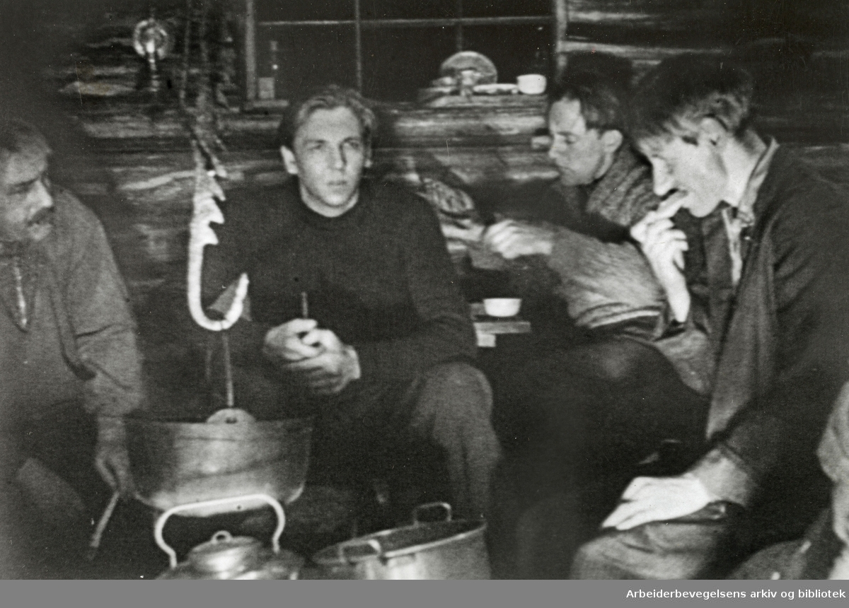 Under innspillingen av filmen "Det drønner gjennom dalen" Regi Olav Dalgard. Filmen hadde premiere 16. januar 1938 og forteller om en skogsarbeiderstreik - en drakamp mellom rike skogseiere og fattige tømmerhuggere. På bildet: Tryggve Larssen og Kåre Wicklund.