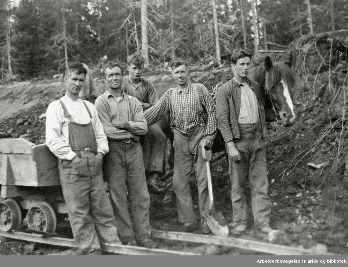 Arbeidslag av veiarbeidere, antakelig ved Trofors, ca. 1932. Fra venstre: Alf Haustreis, Eivind Lamo, Jens Skog, Bernhard Haustreis og Reidar Nyheim.