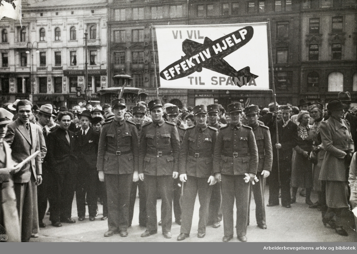 Oppstilling av AUF-medlemmer på Stortorget 1. Mai 1938. .Vi vil effektiv hjelp til Spania!