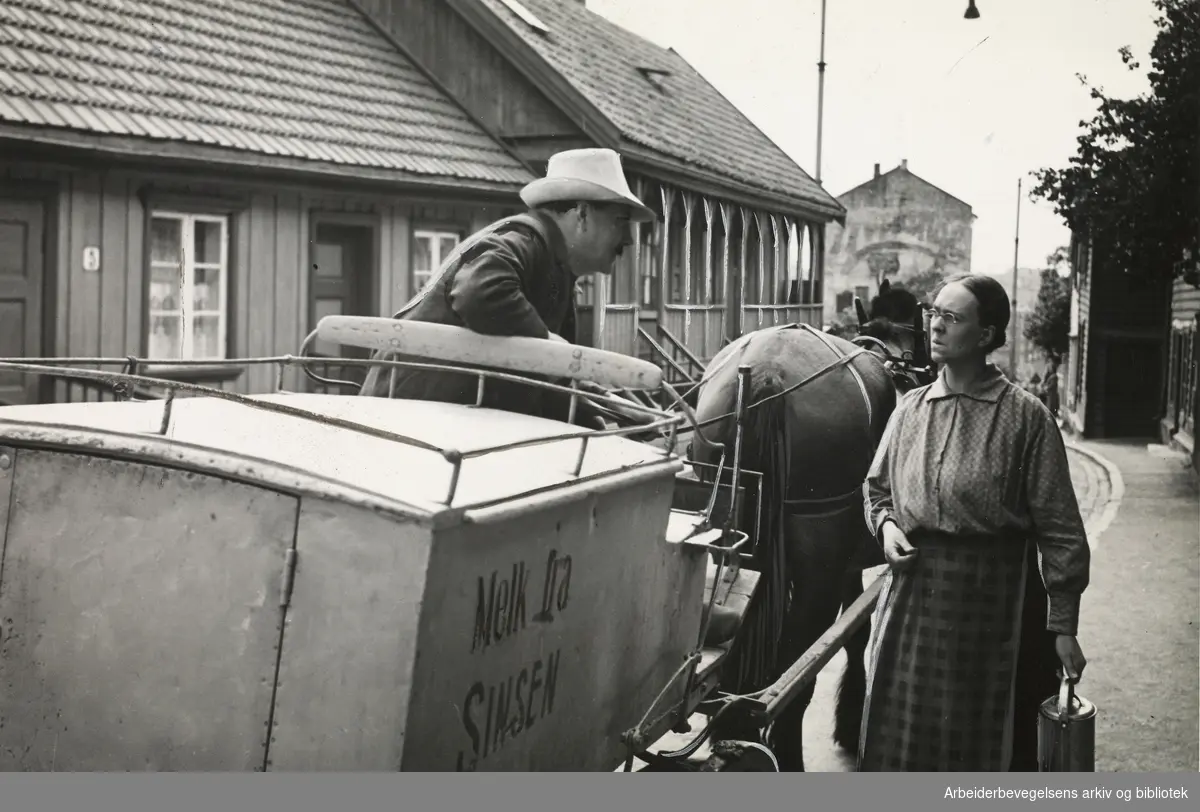 Stillsfoto fra Rasmus Breisteins spillefilm "Ungen" 1938. Ragnhild Hald i rollen som Hønse-Lovisa i samtale med Engebret, spilt av Hauk Gisti - melkekjører fra bryggerifamilien Schous storgård på Sinsen.