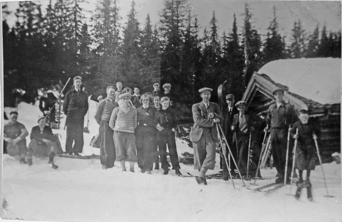Ungdomslaget Tor på skitur ved Eikjesetra, 1937.
