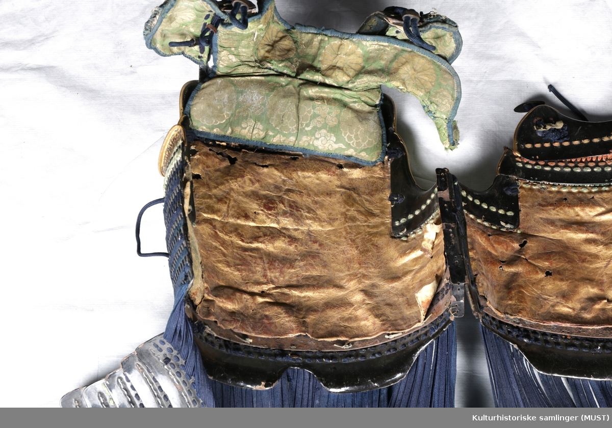 Samuraidrakt som består av flere deler, hjelm og sverd