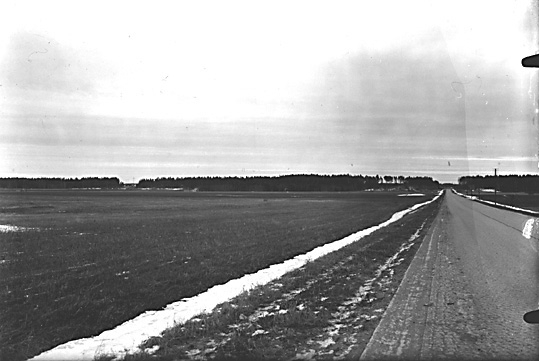Stockholmsvägen, Västerås, med Badelundaåsen, från väster.