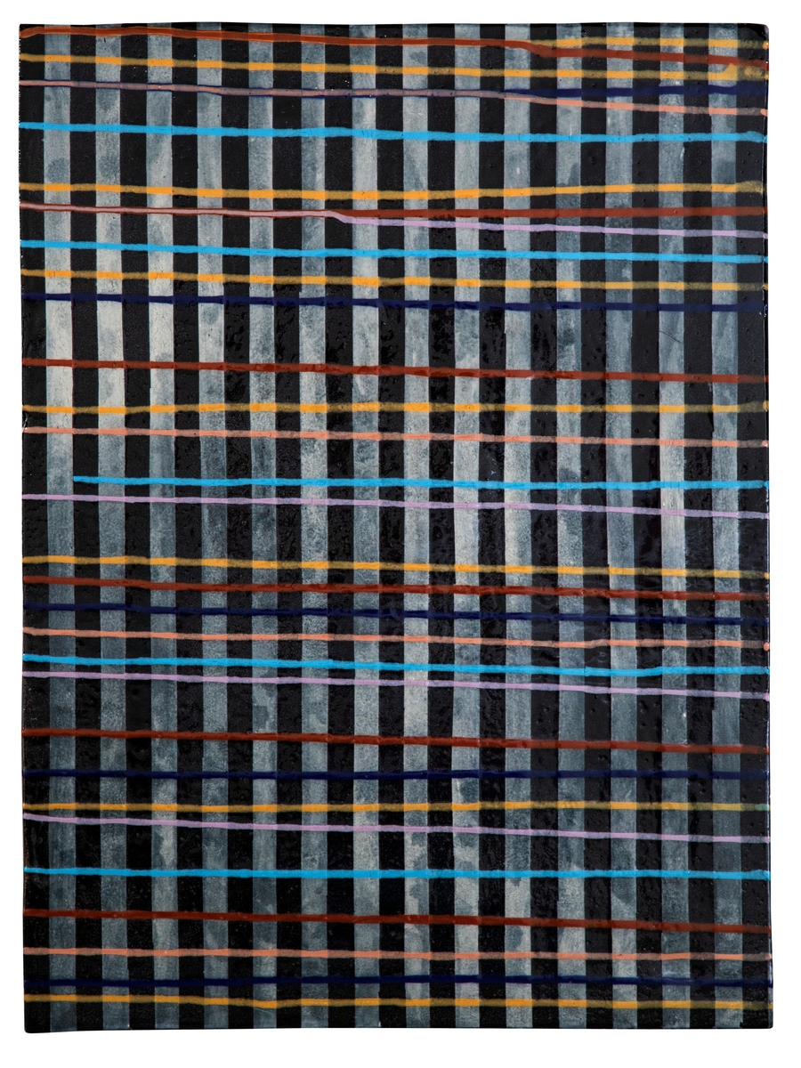 Keramisk veggplate med nonfigurativt stripemotiv. Stående rektangel i tykt gods, dekorert og glasert på fronten og de fire tykkelsessidene. Platen har fire keramiske "føtter" som skaper avstand til veggen det henger på; rundt to av dem er det metallwire til oppheng. Motivet oppleves som tre lag, der en gråmelert bakgrunnsfarge er underlag for svarte vertikale striper, med smalere horisontale linjer i ulike farger over der igjen. Gitteret er irregulært, da avstanden mellom de ytterste fargestripene varierer, samtidig som at noen av dem skråner.