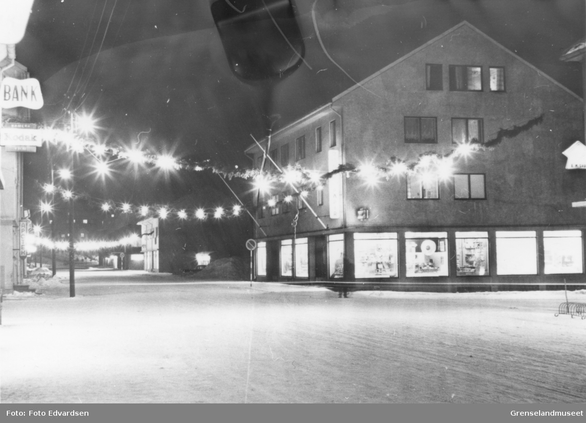 Dr. Wesselsgate med julebelysning, Kirkenes på slutten av 1950-årene.
