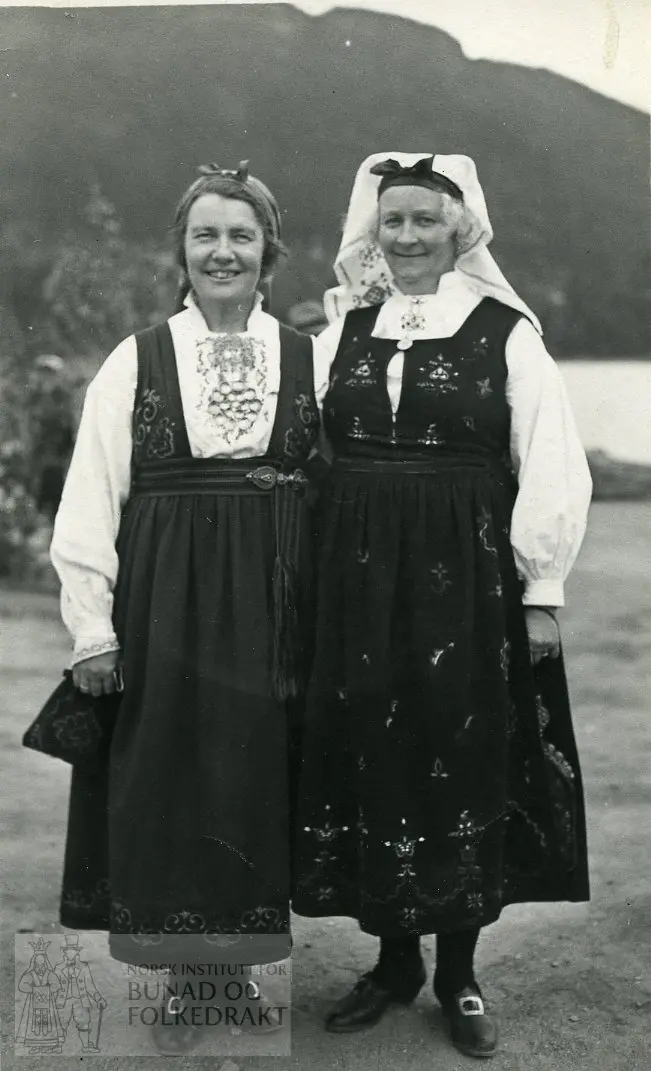 To kvinner i bunad. Fra v. Klara Semb, Åsta Eng Jacobsen.
