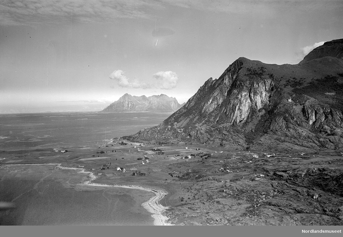 flyfoto av Øra, sett mot Fugløya