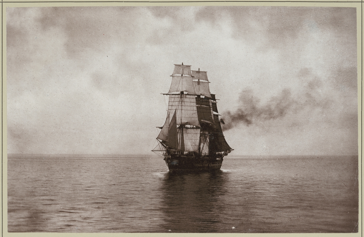 Bilden visar den tyska korvetten Stosch till havs, framdriven med segel och ångmaskin.