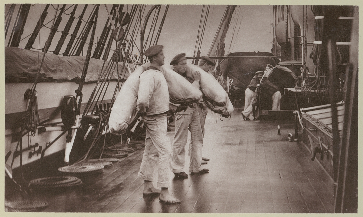 Bilden förställer tyska sjömän ombord på korvetten Stosch som får en bestraffning. De måste stå på däck med sina hängmattor för två timmar i tre dagar efter tjänstgöringen när resten av besättningen njuter sin fritid.