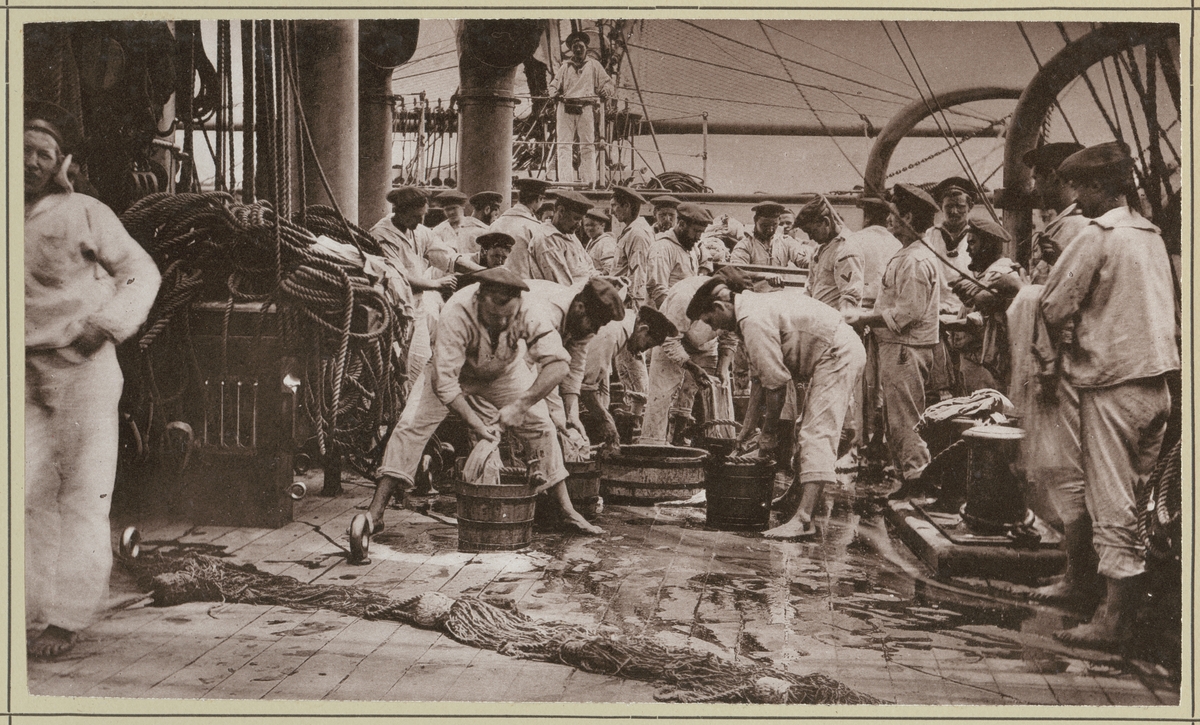 Bilden visar sjömän ombord på korvetten Stosch som spola sina kläder efter tvättning.