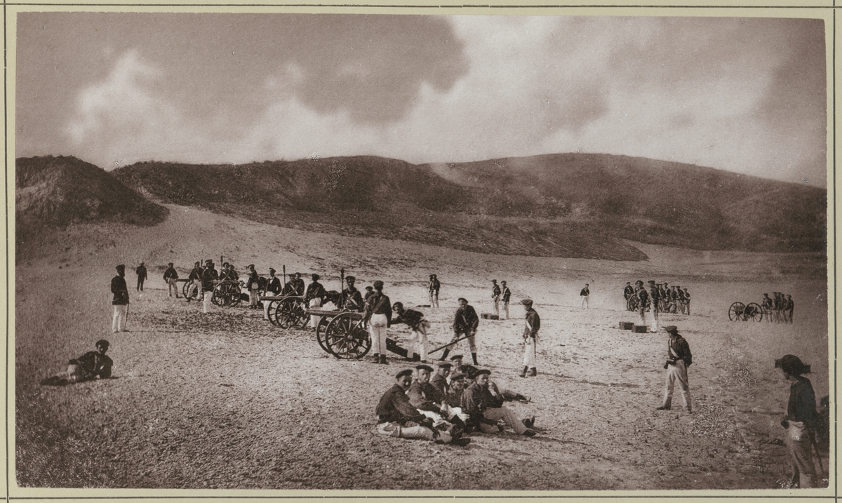 Bilden visar en landsättningsövning. Soldater och manskap från korvetten Stosch övar med lätt fältartilleri.