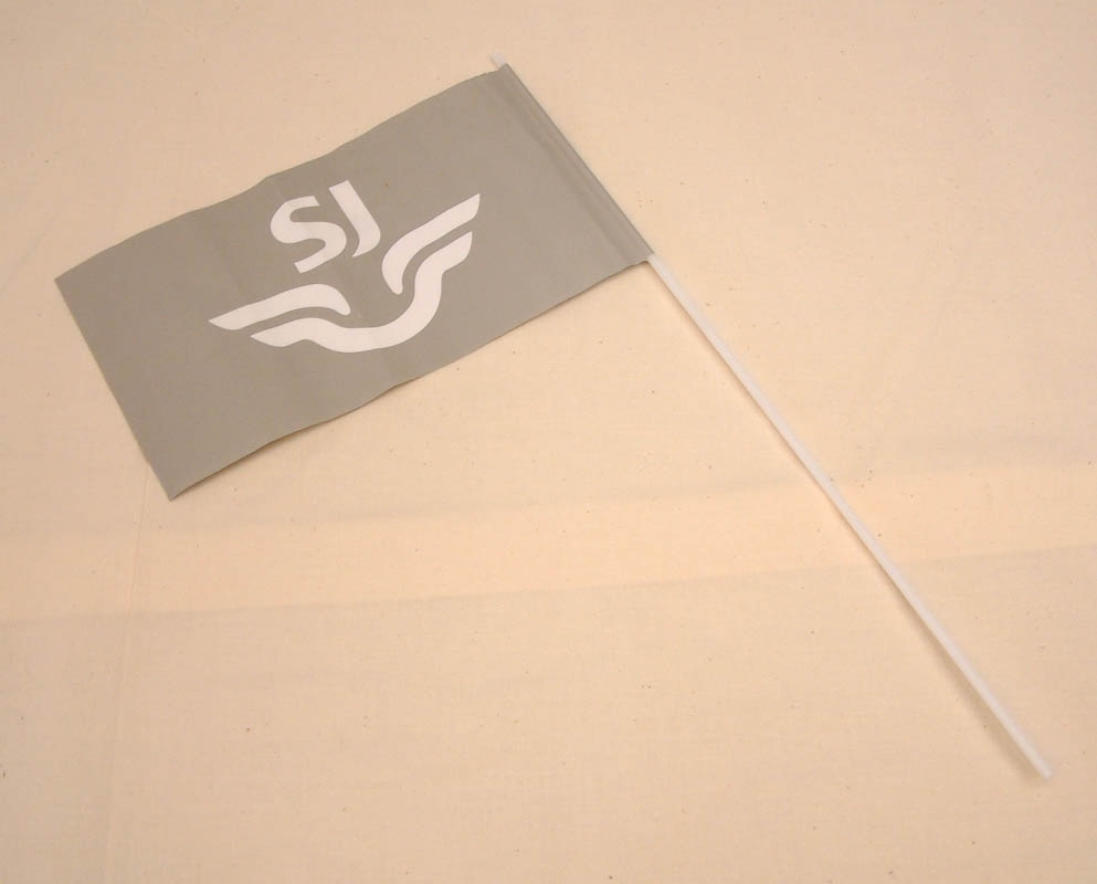 Vimpel av grått papper med den nya logotypen för SJ i vitt.