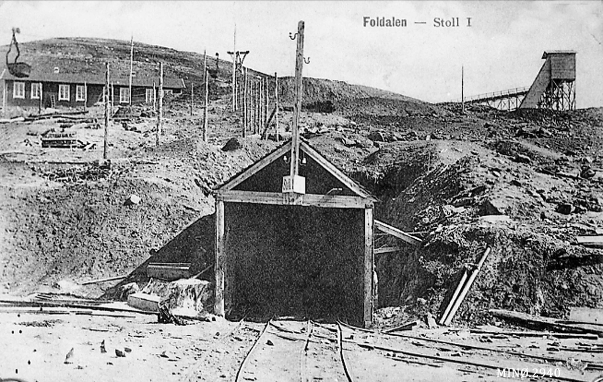 Postkort: "Foldalen Stoll 1". Ved gruveanlegg. Postkort