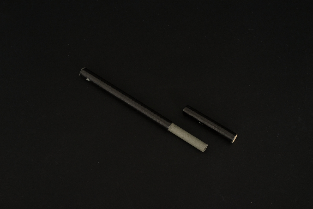 Termometer, långsmal (kvicksilver). Rund glascylinder. Förvaras i svart pappcylinder.