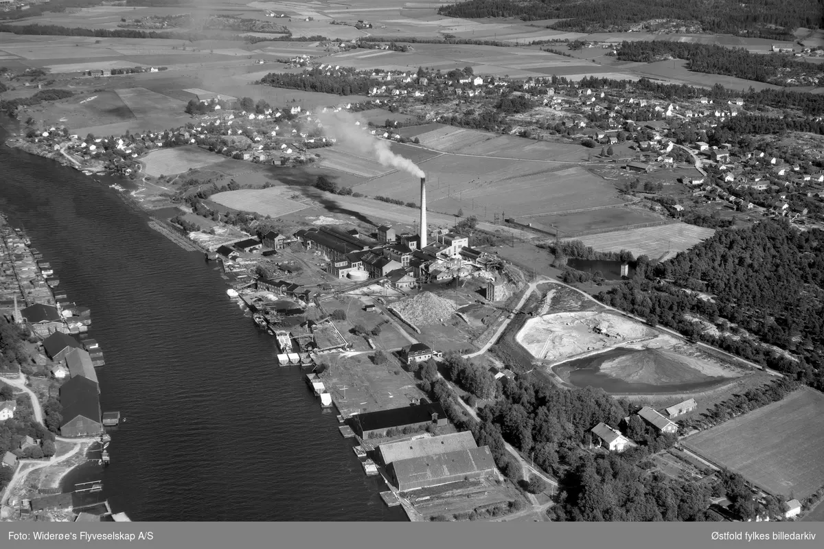 Torp brugs aktieselskab, og Torp brugs dampsag, Torp i Borge ca. 1935-40. Bildet tatt nordøstover.