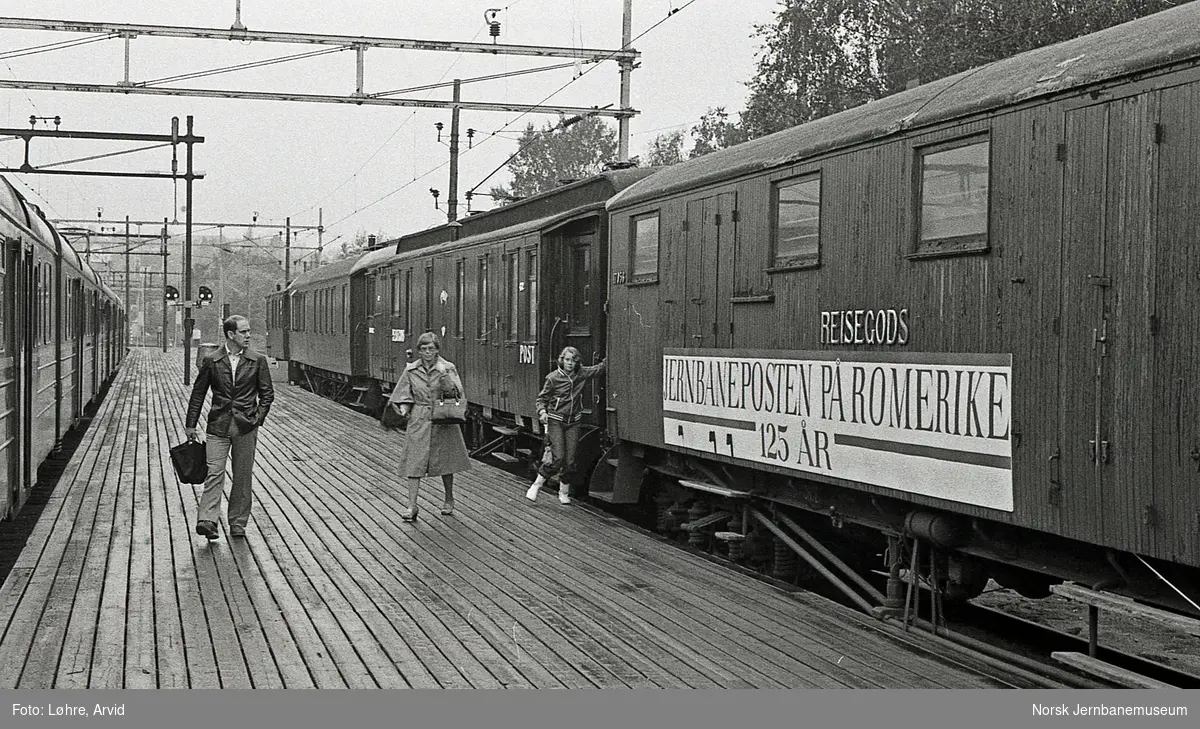 Utstillingsvogner på Lillestrøm stasjon: Jernbaneposten på Romerike 125 år. Vogner litra FZo nr. 17956 og DFo nr. 432