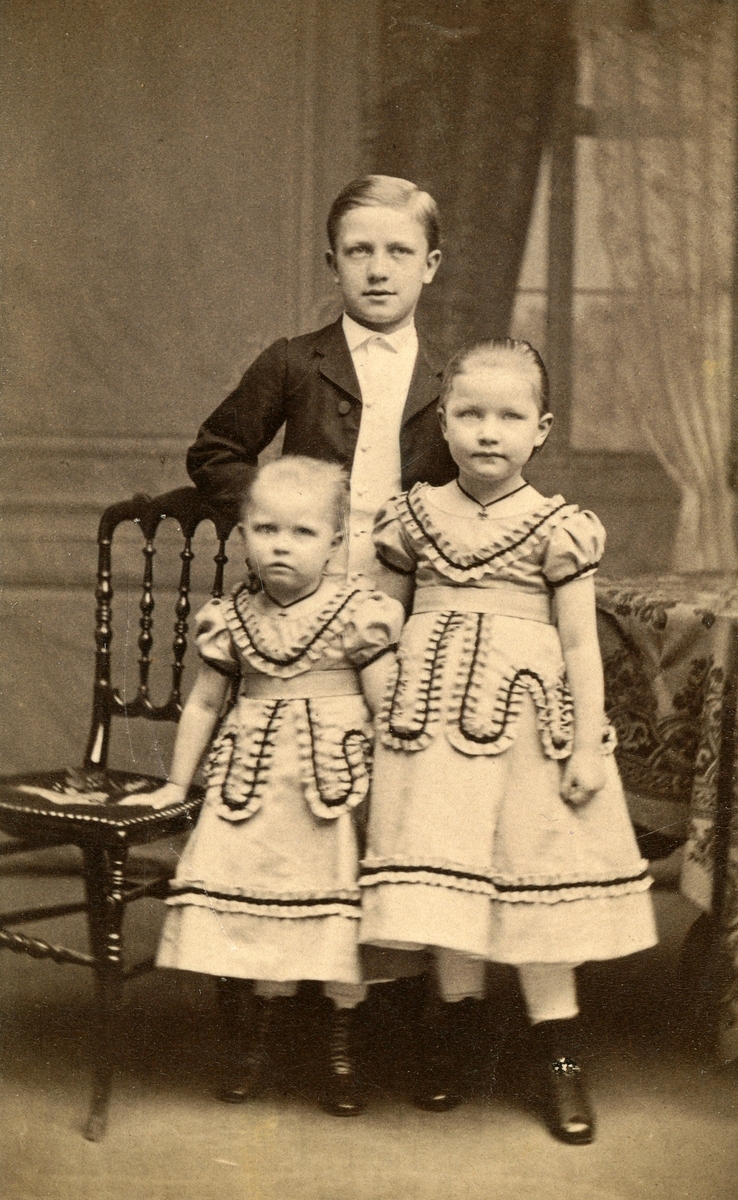 Porträtt av handlande Fridolf Lenanders barn Hildur Lenander, Emma Lenander och Erik Lenander.