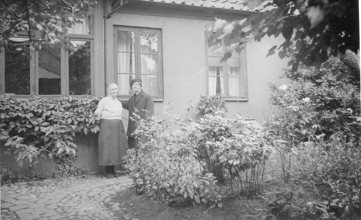 Halmstad, kv Stenvinkel, Vallgatan 23s trädgård 1936.