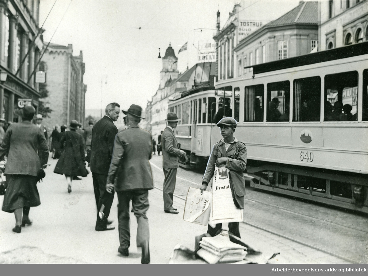 Avisgutt selger drammensavisen Fremtiden på Karl Johans gate i forbindelse med avisens 25-års jubileum i 1930.