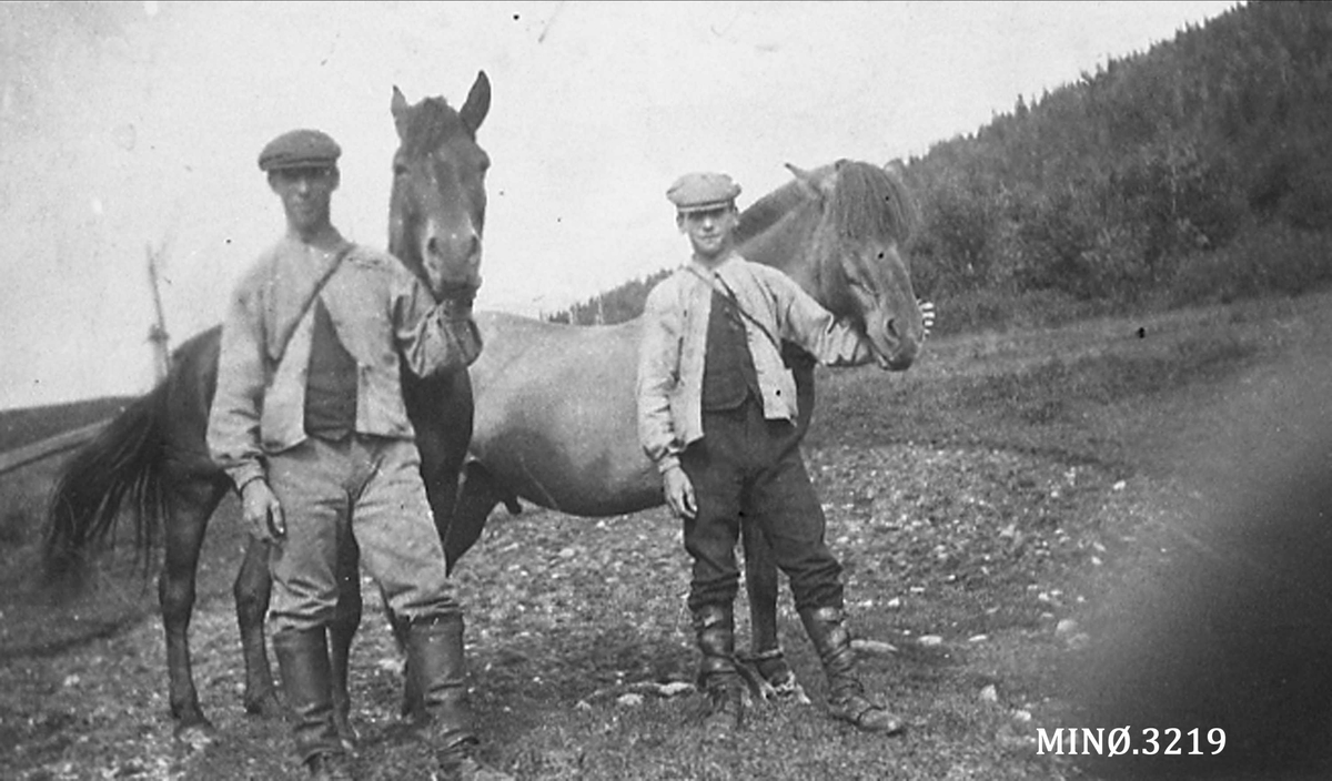 To menn med hver sin hest