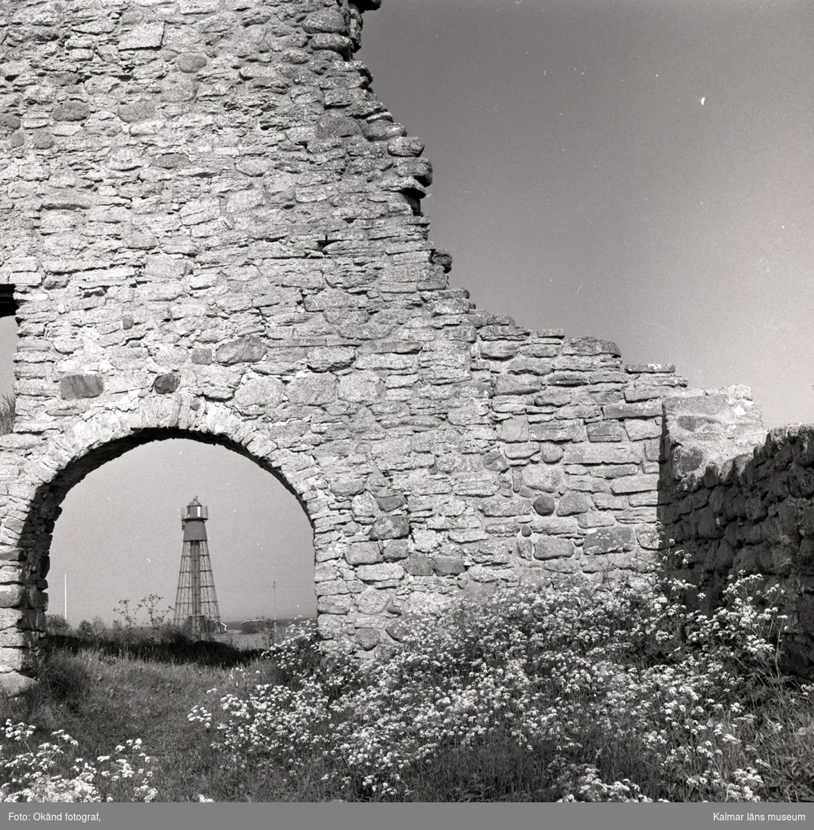 Ruinerna efter S:ta Britas kapell med heidenstamfyren från 1872 i bakgrunden.