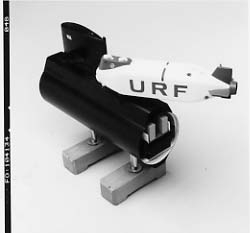 Modellen visar ett ubåtsräddningsfartyg, URF, monterat på sektion av ubåten Näcken.