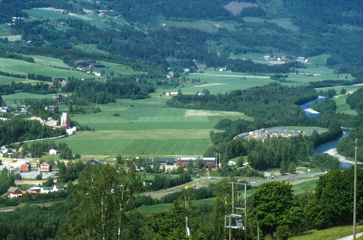 Lillehammer. Jørstadmoen. Planlagt helikopterlandingsplass på jordet vest for Jorekstad idrettsanlegg.  Foto fra nedenfor Balberg gård, mot Jørstadmoen mot vest.