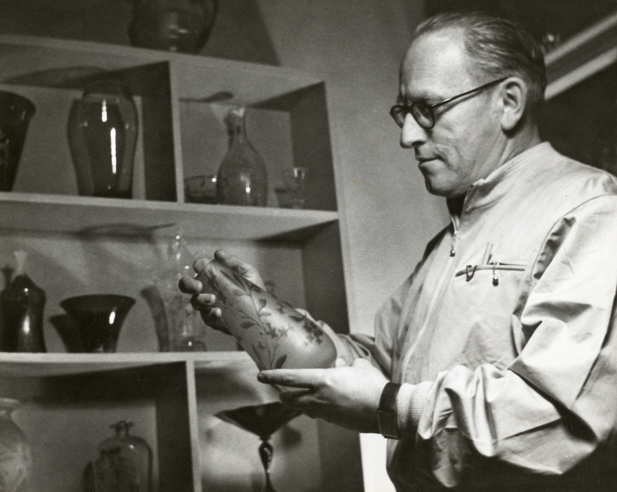 Orrefors glasbruk.
Edward Hald synar "det första graalglaset" från Orrefors egna samlingar. Vasen är enligt arkivet tillverkad den 5 december 1916 (se bifogad bild).