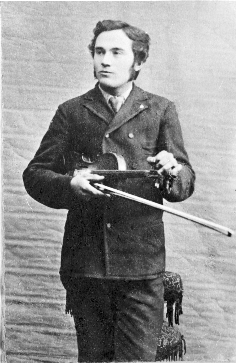 Portrett i helfigur av Alfred Tangen, med fiolin.