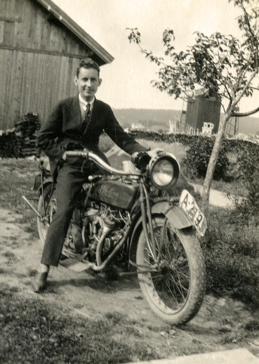 Johan Dammerud på sin Indian motorsykkel hjemme på Ringvold, Bjørkelangen